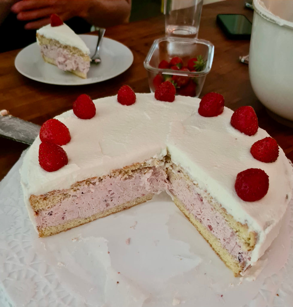 Keto-freundlicher Erdbeer-Mousse-Kuchen mit KetoCitra®!